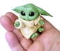 Preview: Star Wars ☢ Anhänger 3D Figur ☢ Baby Grogu Figur sitzend ☢ mit Verpackung