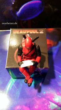 Deadpool Deko Figur Kantensitzer | Desktop Figur sitzend - mit Box