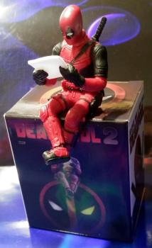Deadpool Deko Figur Kantensitzer | Desktop Figur sitzend - mit Box
