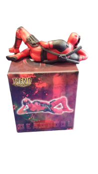 Deadpool Deko Figur Kantensitzer | Desktop Figur liegend - mit Box