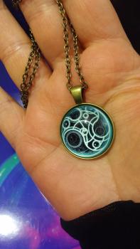 Doctor Who - GALLIFREYAN ☛Time Lord ☛ HALSKETTE ☛ Glascabochon Blau Bronze