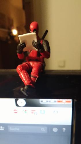 Deadpool Deko Figur Kantensitzer | Desktop Figur sitzend - mit Box