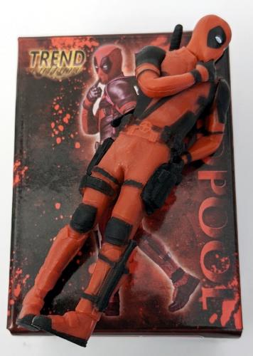 Deadpool Deko Figur Kantensitzer | Desktop Figur stehend - mit Box