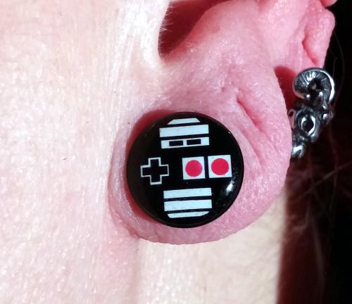 Motiv Nintendo NES Retro Controller Tunnel | Expander - Plugs | Schwarz | 8 mm - 12 mm | 3 Größen