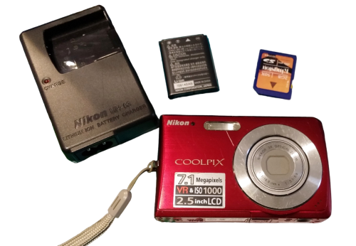 NIKON COOLPIX S200 Digitalkamera | 7.1 MP | VR&ISO 1000, 2.5" LCD | Rot