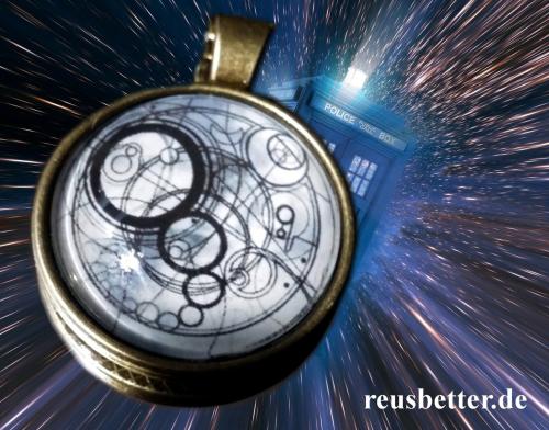Doctor Who ☛ GALLIFREYAN ☛ Time Lord | HALSKETTE ☛ Glascabochon ☛ Metall